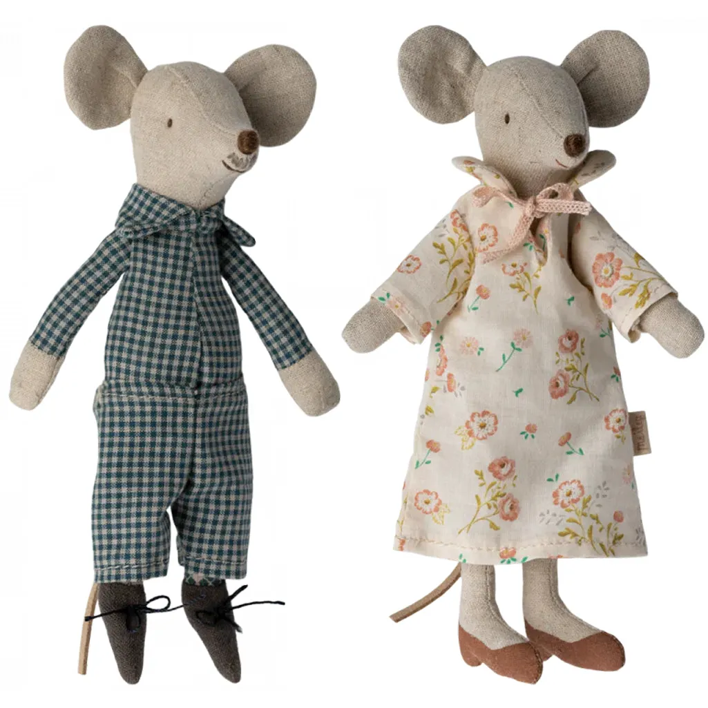 Grandma & Grandpa Mice in Cigar Box